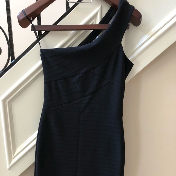 Guess Dresses & Skirts - 💃🏼💃🏼One shoulder little black dress